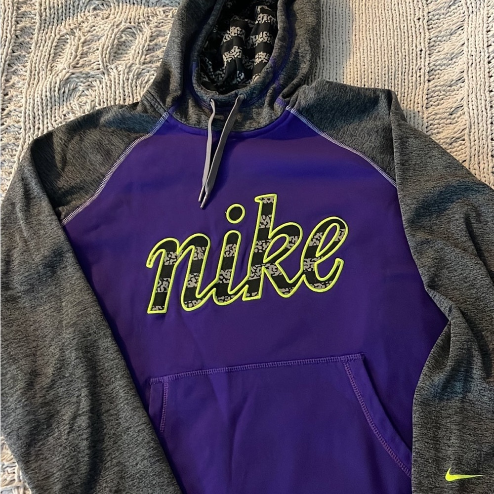 Nike Hoodie Size Medium 
Adult 
Unisex 

11